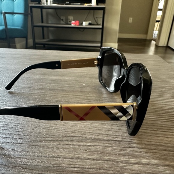 Burberry sunglasses - Picture 2 of 5